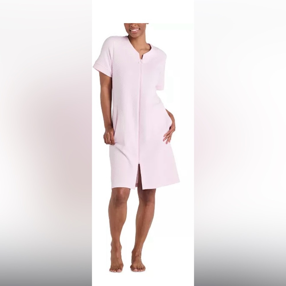 Miss Elaine
Women's Short-Sleeve Zip-Front Robe